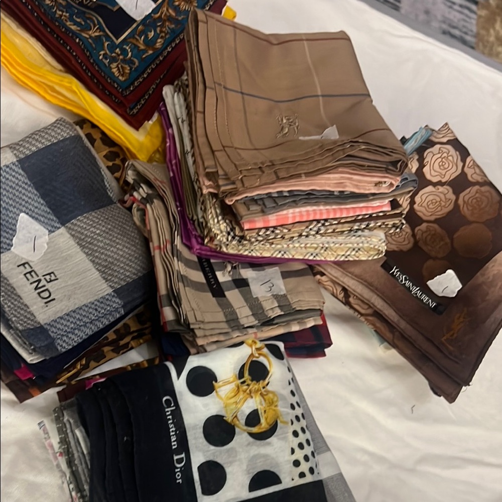 Unlisted neckerchiefs for live shows